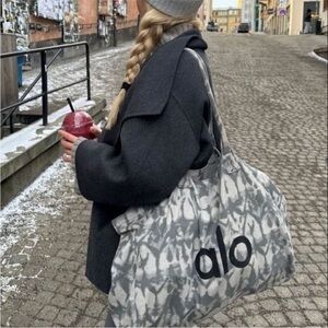 BNWT Alo yoga tie dye tote